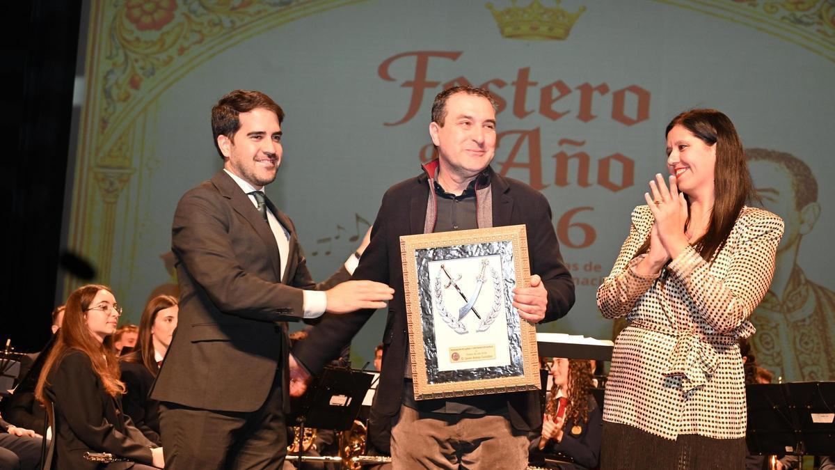 Javier Arenas tras su nombramiento como Festero del Año, acompañado de el edil de Cultura e Identidad (izq.) y la presidenta de la Federación de Moros y Cristianos.