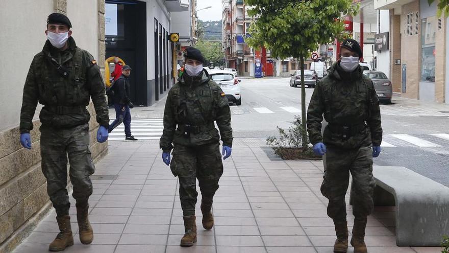 Una patrulla formada por tres soldados en una céntrica calle de Alzira