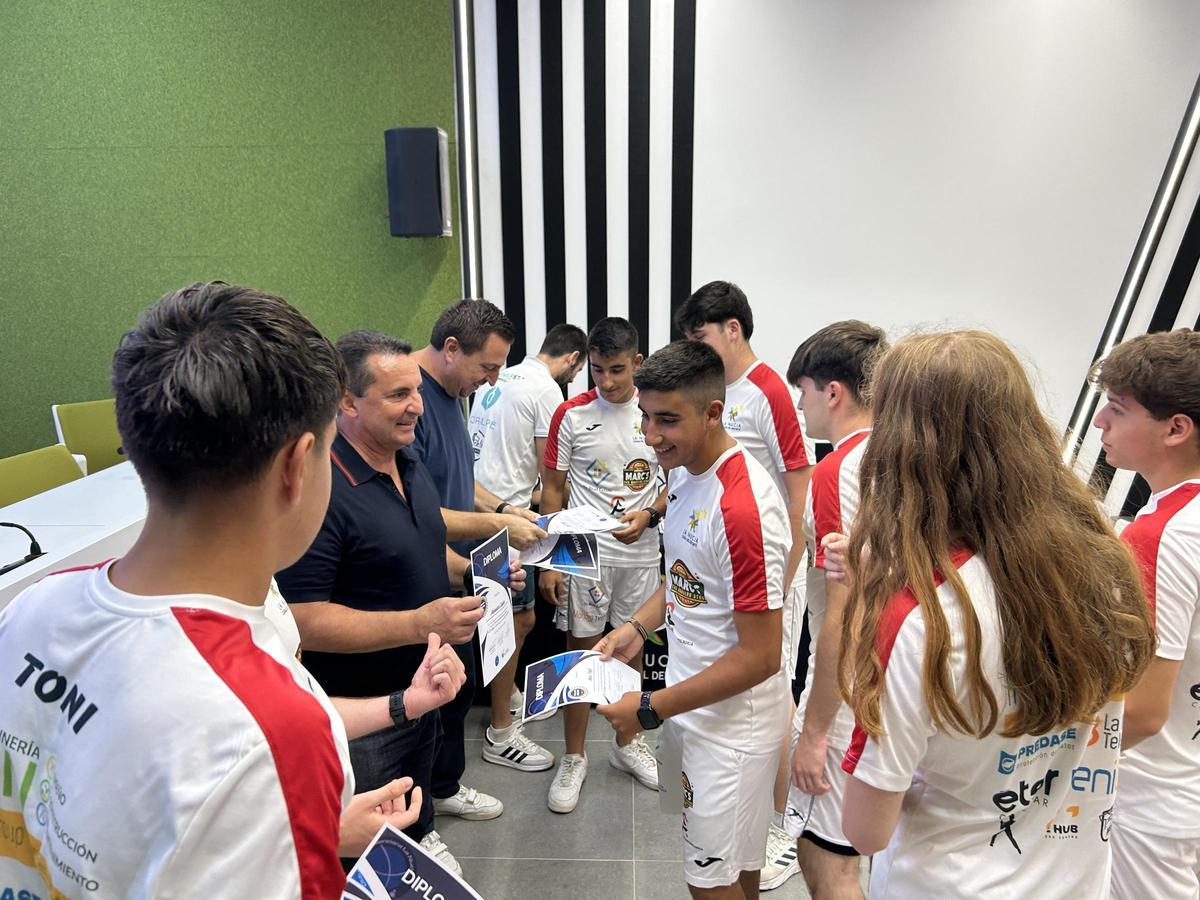 El martes por la tarde en l’Edifici dels Esports se realizó el acto de fin de temporada con la presencia de los equipos de “l’Escola de Pilota Valenciana de La Nucia” en su séptima temporada.
