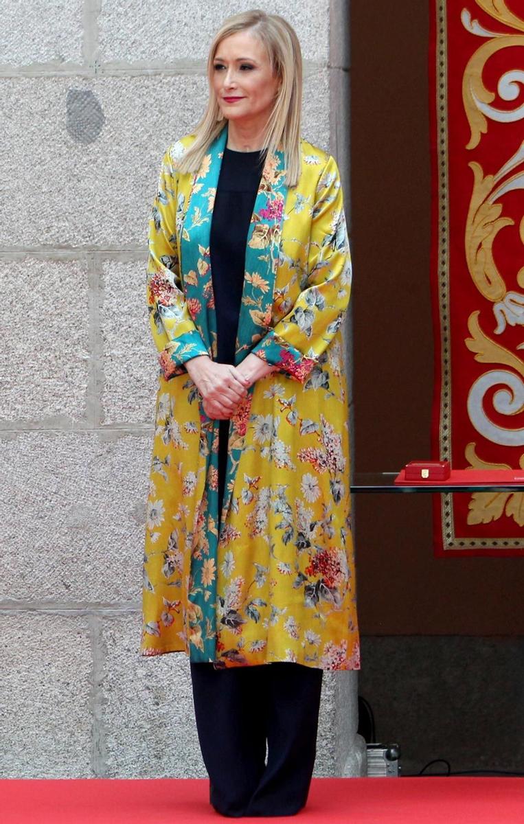 Cristina Cifuentes con pantalón y camiseta negra con kimono colorido