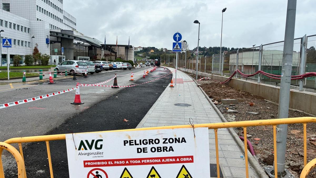 Obras para el carril bus en el Hospital Universitario San Agustín.
