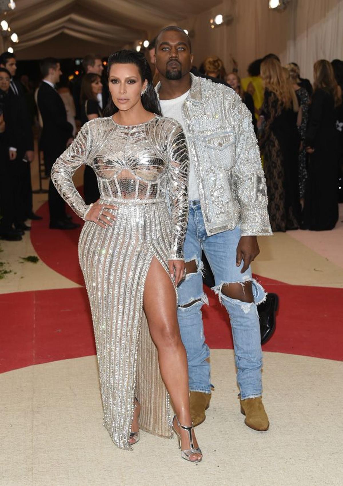 Kim Kardashian y Kanye West de Balmain en la Gala Met 2016