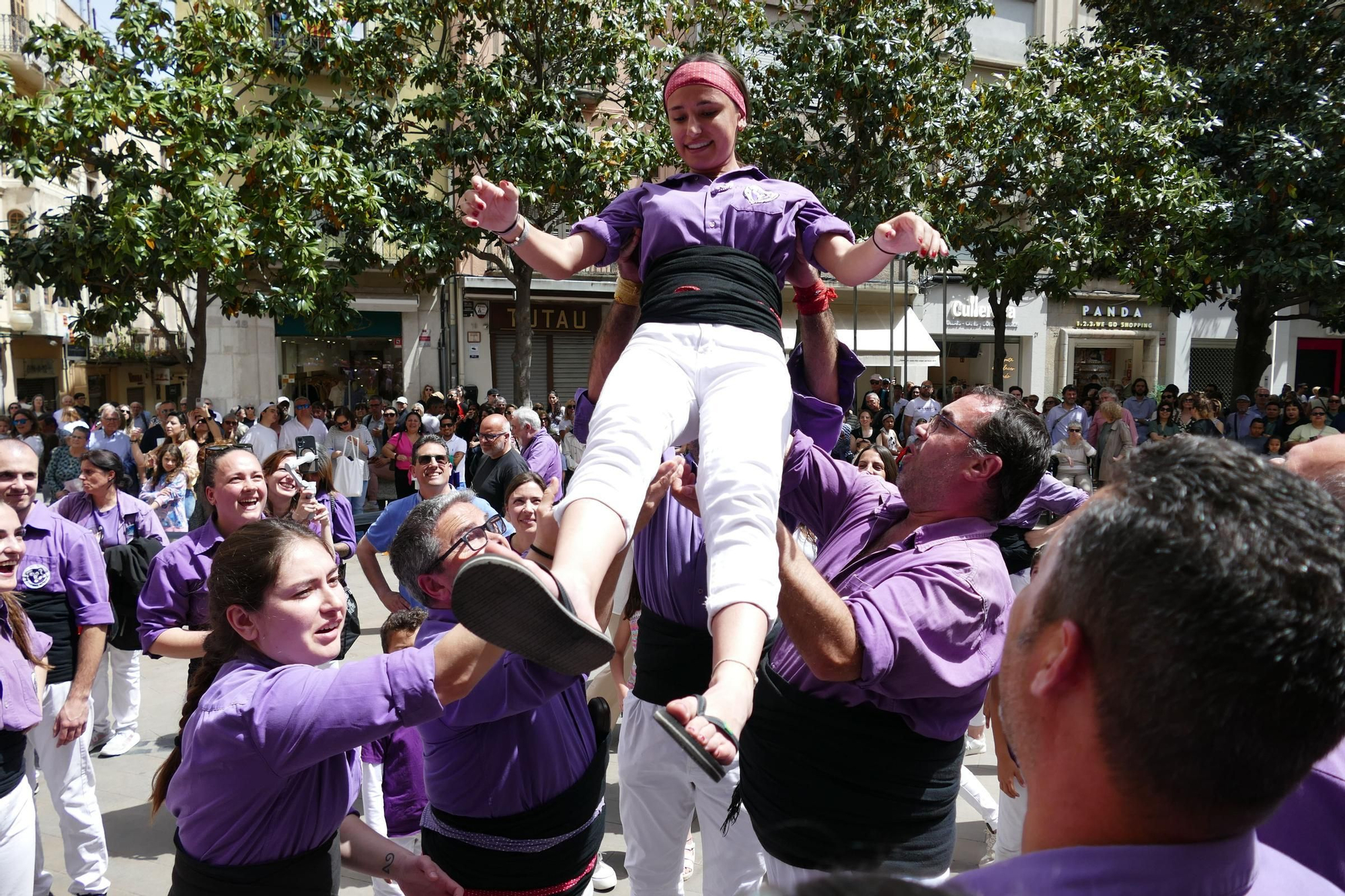 El tradicional pilar caminant de la Colla Castellera de Figueres congrega centenars de persones