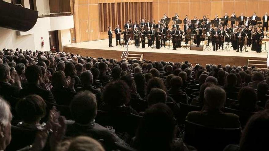 Sir John Eliot Gardiner saluda al público ovetense al inicio del concierto de ayer con la London Symphony Orchestra.