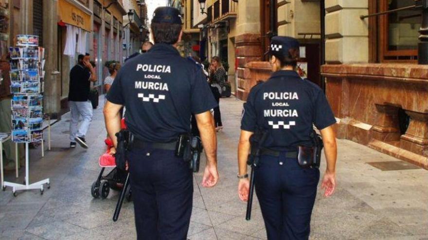 Agentes de Policía Local, de espaldas.