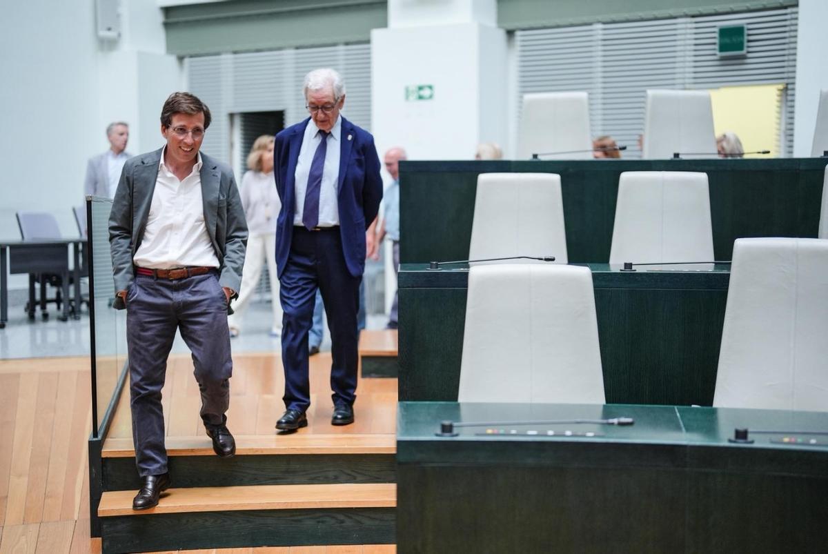 El Concello de Valga viajó a Madrid con su Belén Artesanal bajo el brazo para reunirse con Martínez-Almeida.