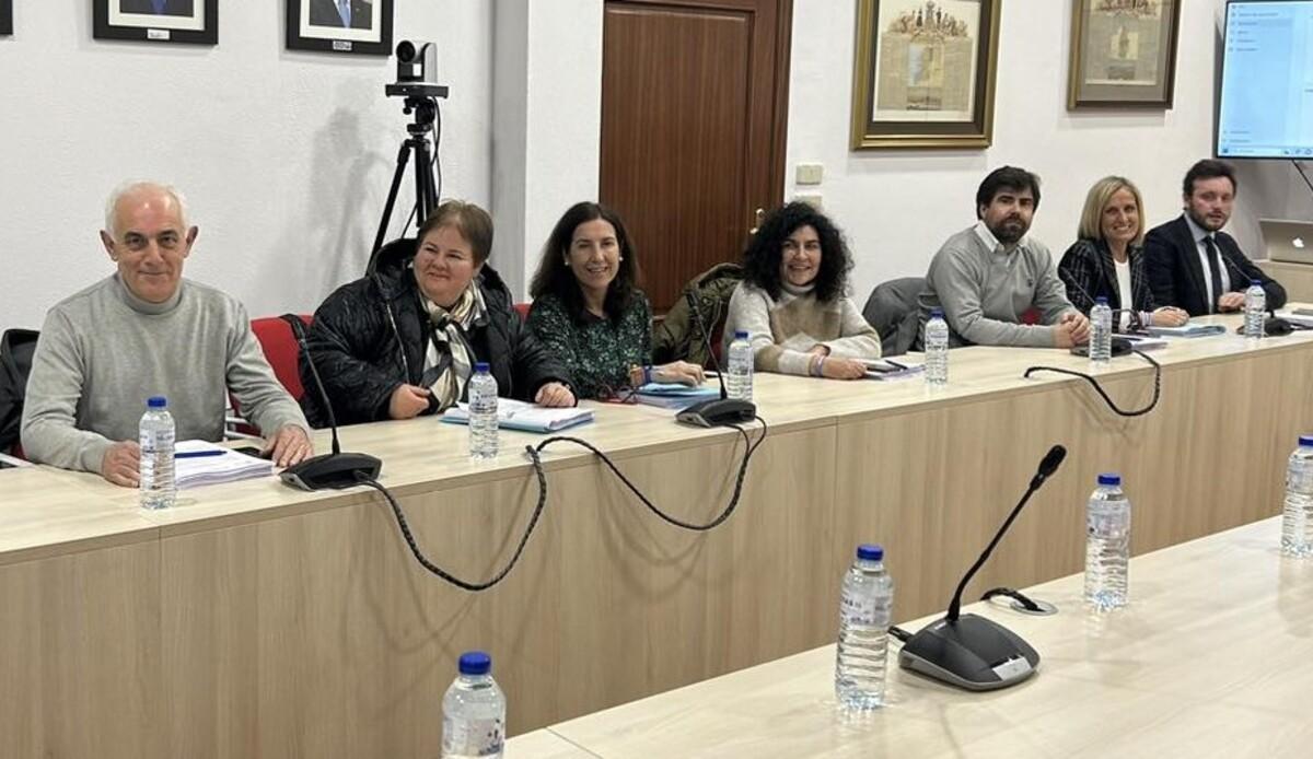 Concejales del PP de Ames, con su portavoz Oliva Agra, segunda por la derecha