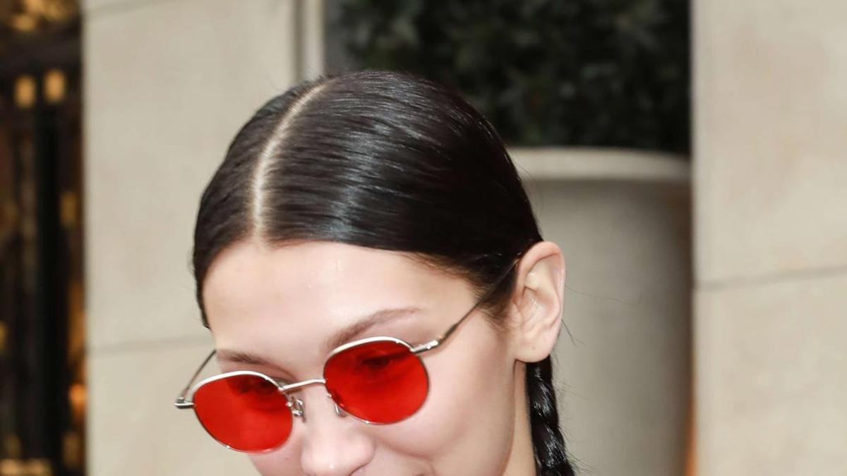 Bella Hadid con total look rojo