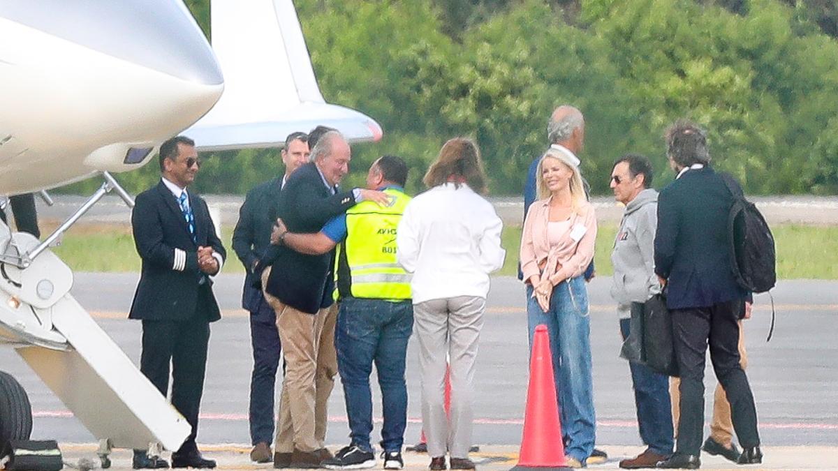El rey emérito tras su aterrizaje en el aeropuerto de Vigo en mayo del año pasado.