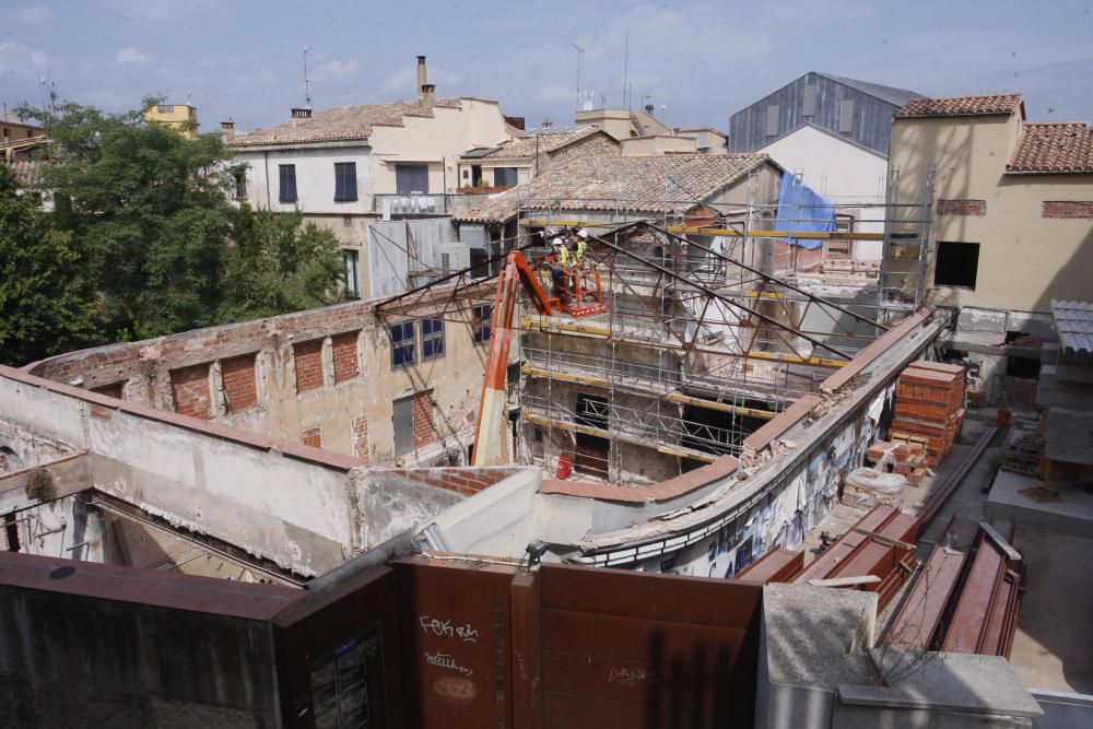 Desmunten el sostre de l'antic Cinema Modern de Girona