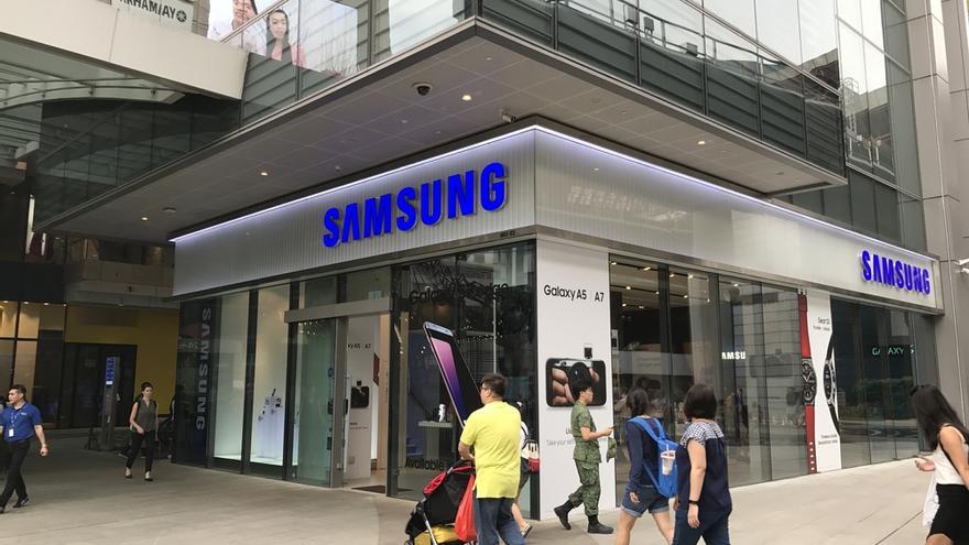 La retirada de un anuncio de Samsung con una &quot;drag queen&quot; provoca una polémica en Singapur