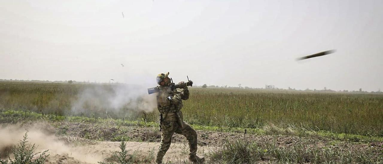 Un soldado ruso dispara un cohete antitanque en la región de Jersón.