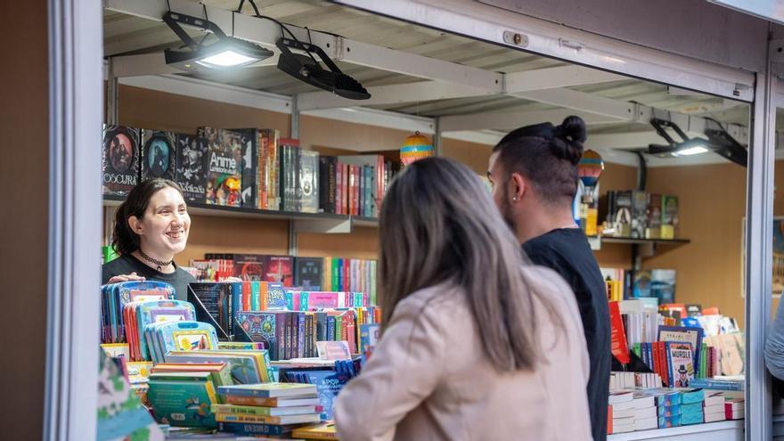 La Feria del Libro de Mérida apura sus últimas horas con Susana Martín Gijón y música en el Templo de Diana