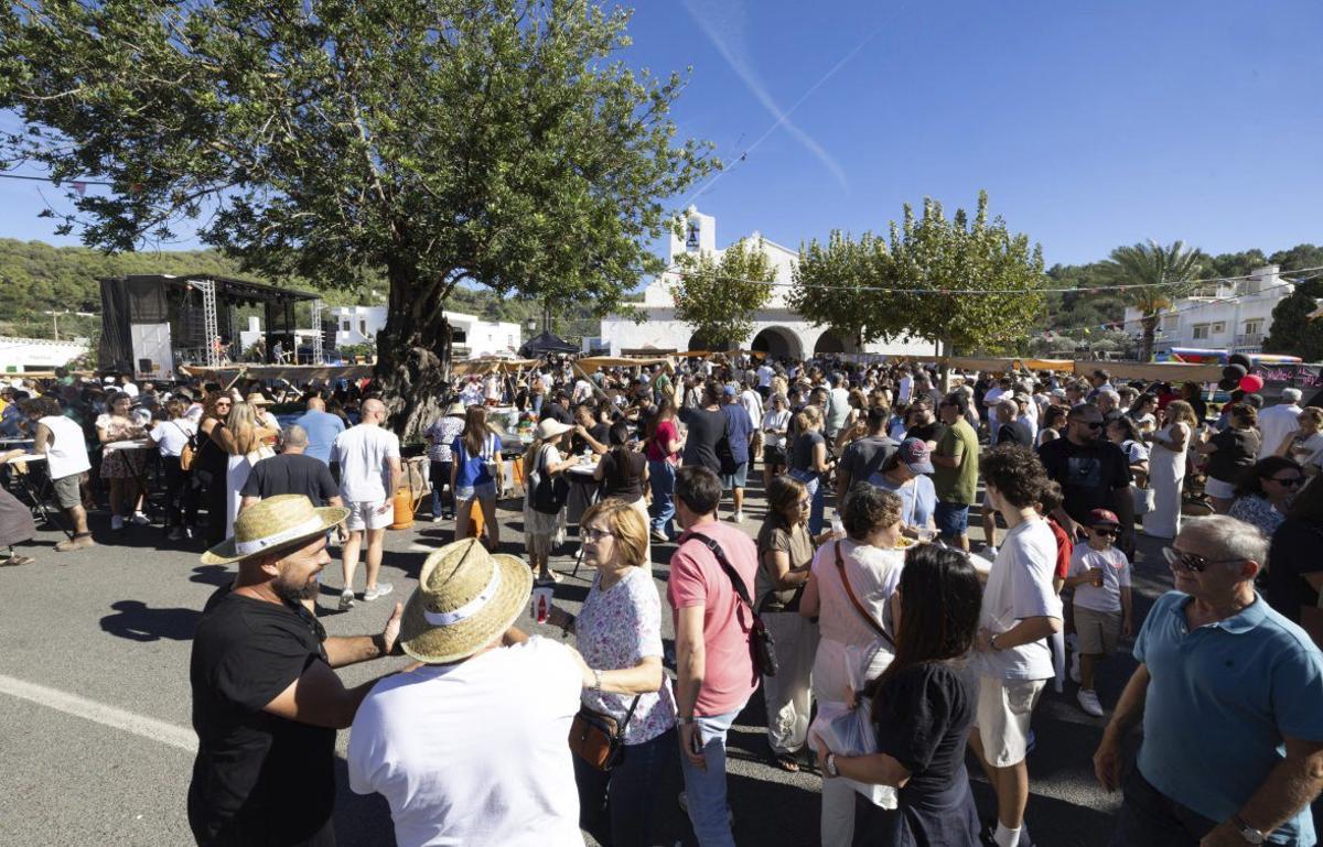 Ambiente en el entorno de la iglesia de Sant Carles. | FOTOS: VICENT MARÍ