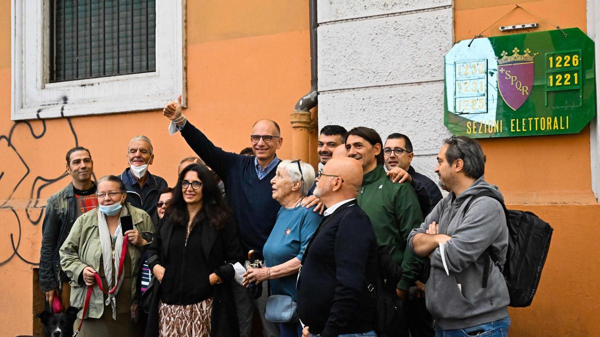 El líder del Partido Democrático (PD) de centroizquierda italiano, Enrico Letta, posa con sus partidarios en un colegio electoral donde ejerció su voto, en Roma.