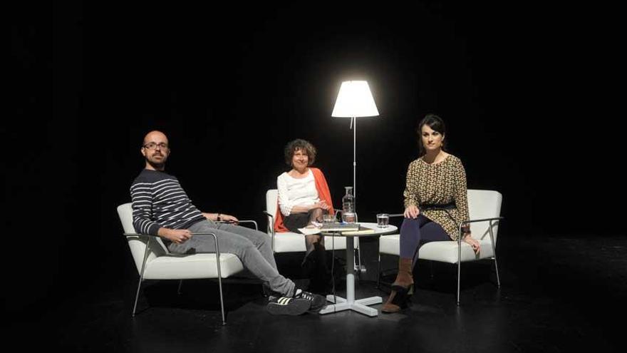 Lorna Shaughnessy e Isaac Xubín junto a Yolanda Castaño durante uno de los actos del ciclo Poetas Di(n)versos.