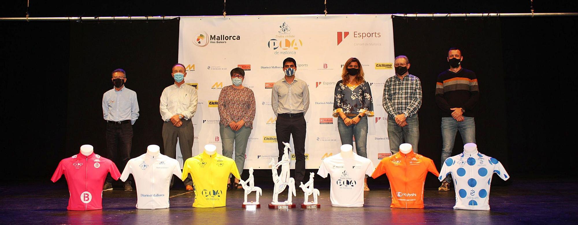 Representantes de las distintas entidades colaboradoras junto con los correspondientes maillots. | T.A