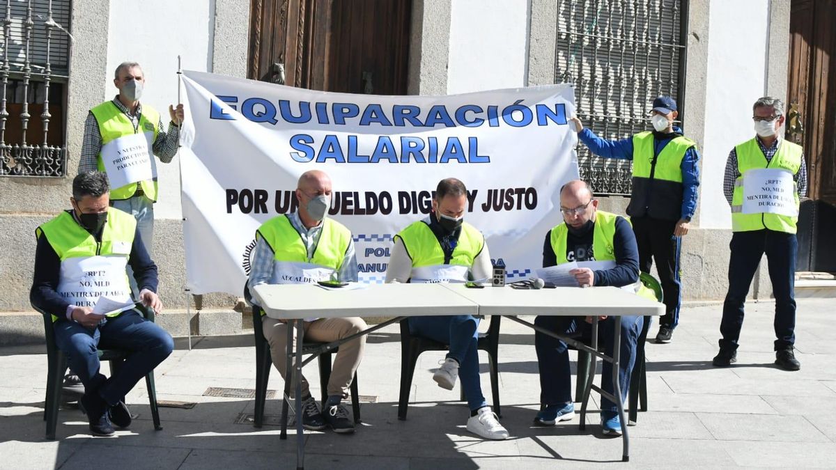 Miembros de la plantilla de la Policía Local de Villanueva de Córdoba, durante la protesta.