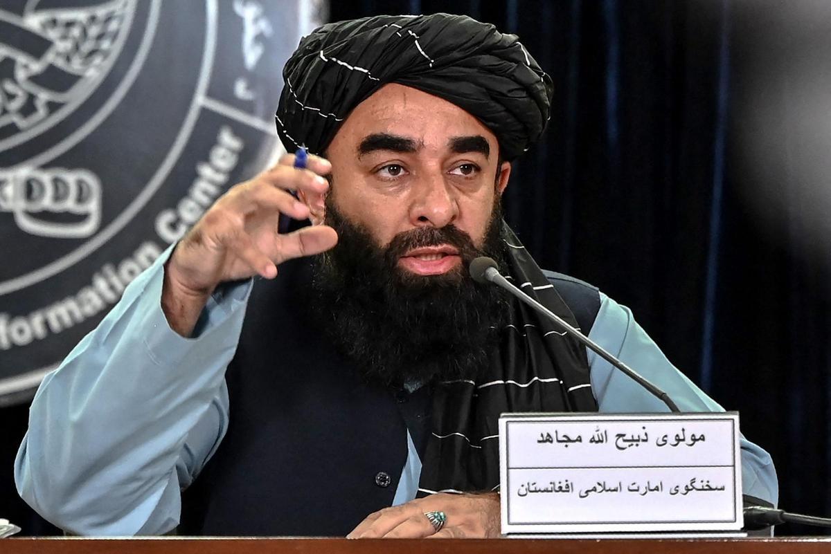 Zabihullah Mujahid, durante la rueda de prensa de este domingo en Kabul.