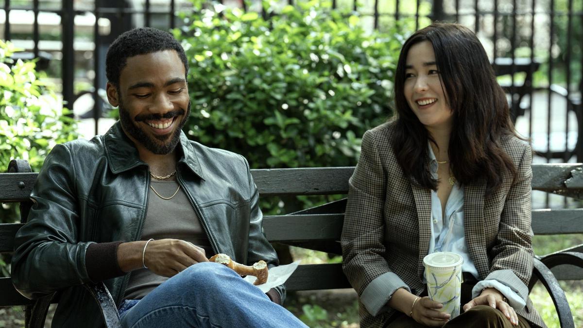 Donald Glover y Maya Erskine en una imagen de 'Mr. & Mrs. Smith'