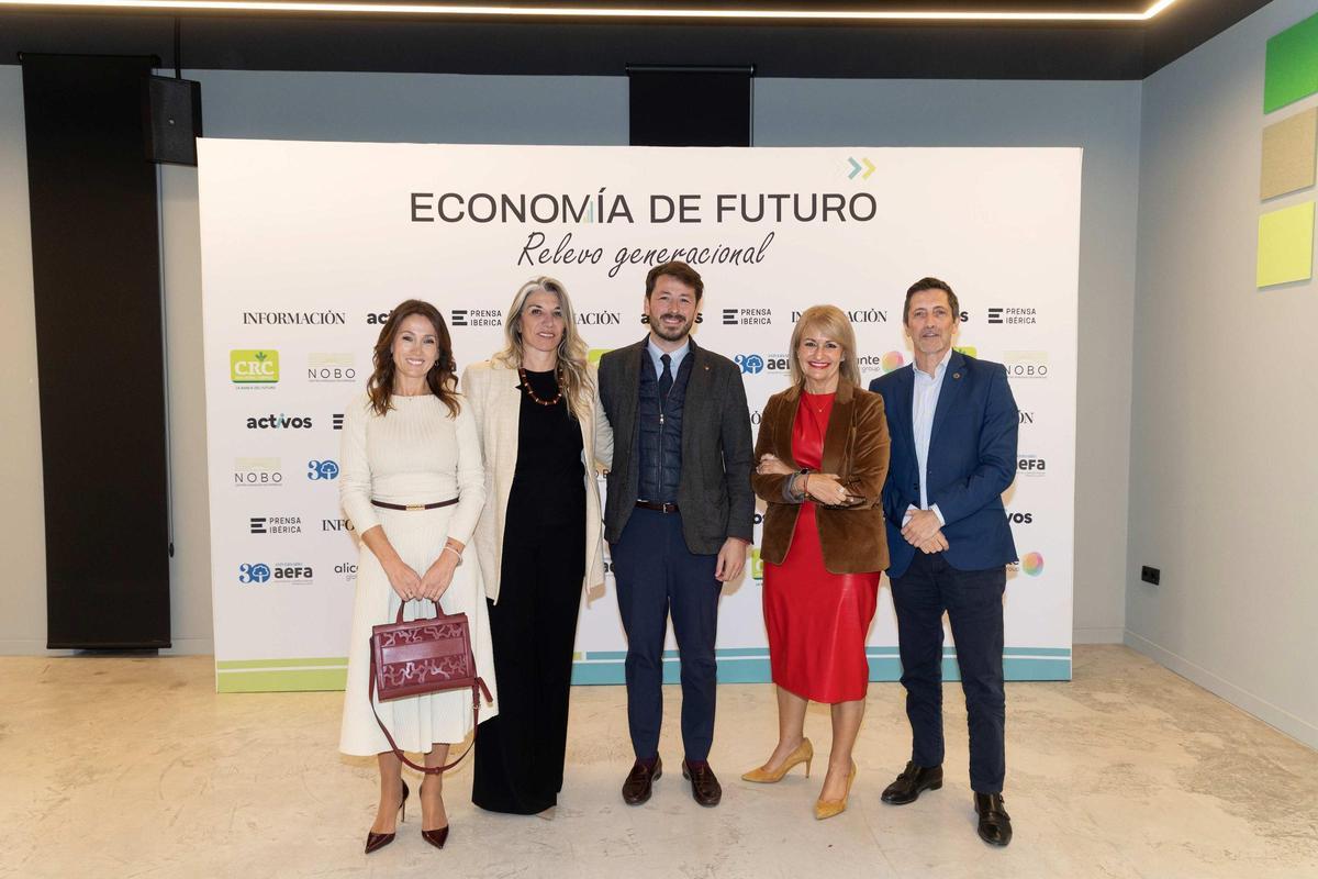 Eugenia Santamaría, directora de Eurocaja Rural en Playa San Juan; Carmen Sánchez, CEO de Clínica Dental Benalúa; Sebastián Rodríguez, director territorial de Eurocaja Rural; Nuria Montes, secretaria general de Hosbec; y Ángel Angulo, gerente de INFORMACIÓN.