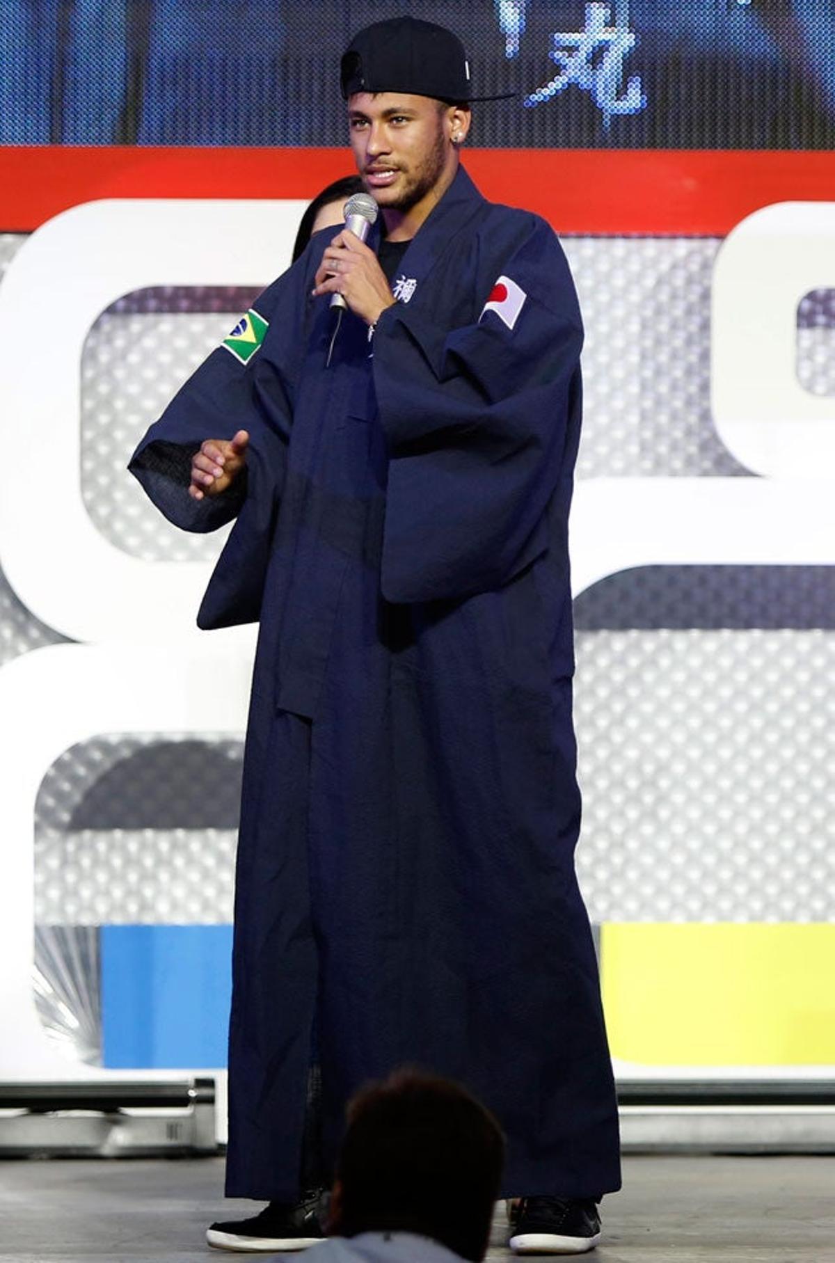 El jugador del F.C. Barcelona, Neymar se encuentra en Japón para asistir a varios actos promocionales. En esta imagen vemos al futbolista luciendo un yukata, kimono casual de verano japonés, en un evento fan en la capital nipona antes 5.000 personas.