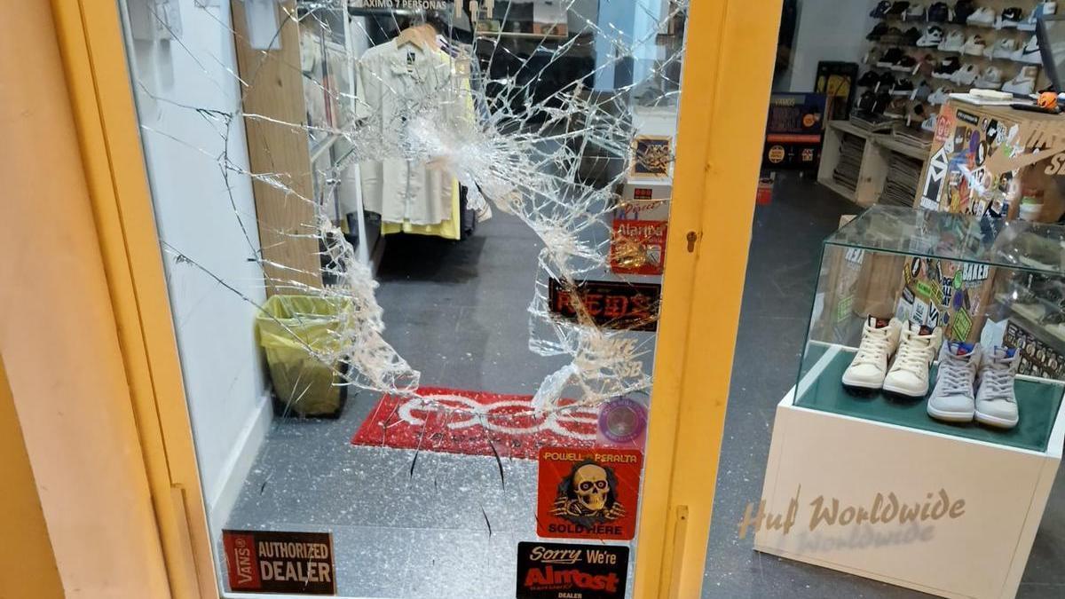 El crista de la puerta de acceso a la tienda de Triana que sufrió el intento de robo.