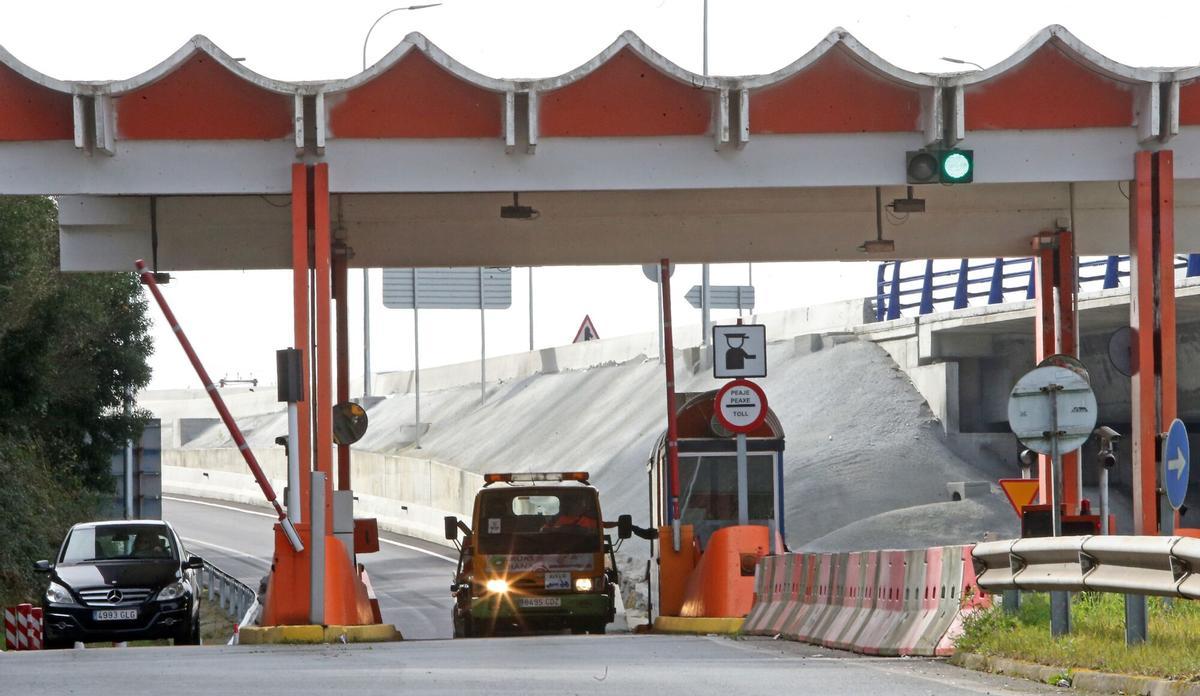 MARQUESINA Y CABINA DE PEAJE EN LA SALIDA Y ENTRADA A LA AUTOPISTA AP - 9 EN RANDE (REDONDELA). PEAJE RANDE. AUTOPISTA DEL ATLANTICO