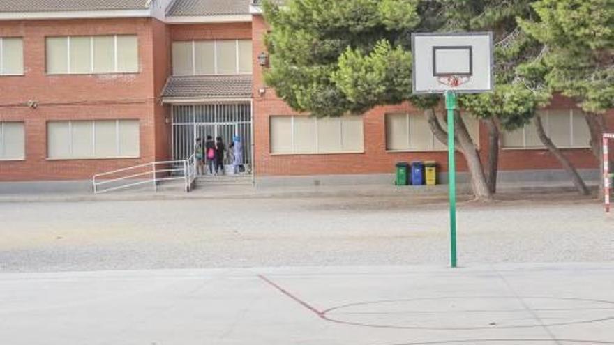 El colegio tiene 34 años, el patio está sin pavimentar y hay barracones por la falta de espacio.