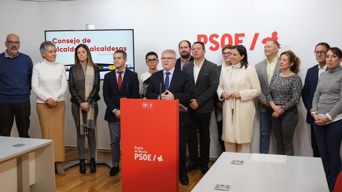 José Vélez reunido en la sede del PSOE, en Murcia, con los alcaldes socialistas de la Región