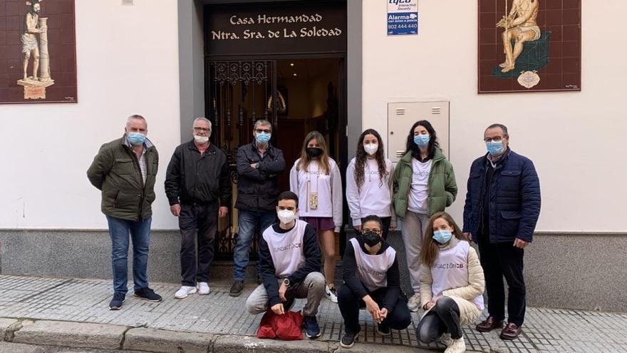 Jóvenes voluntarios reparten 250 kits sanitarios en centros sociales del Casco Antiguo de Badajoz