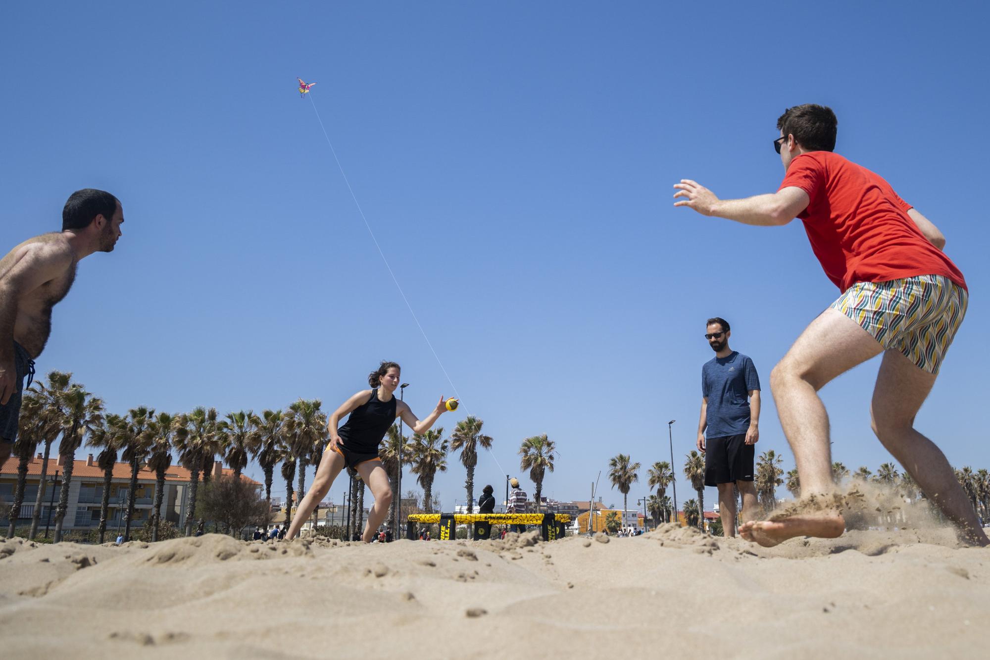 Cometas y voleibol, un Lunes de Pascua en las playas valencianas