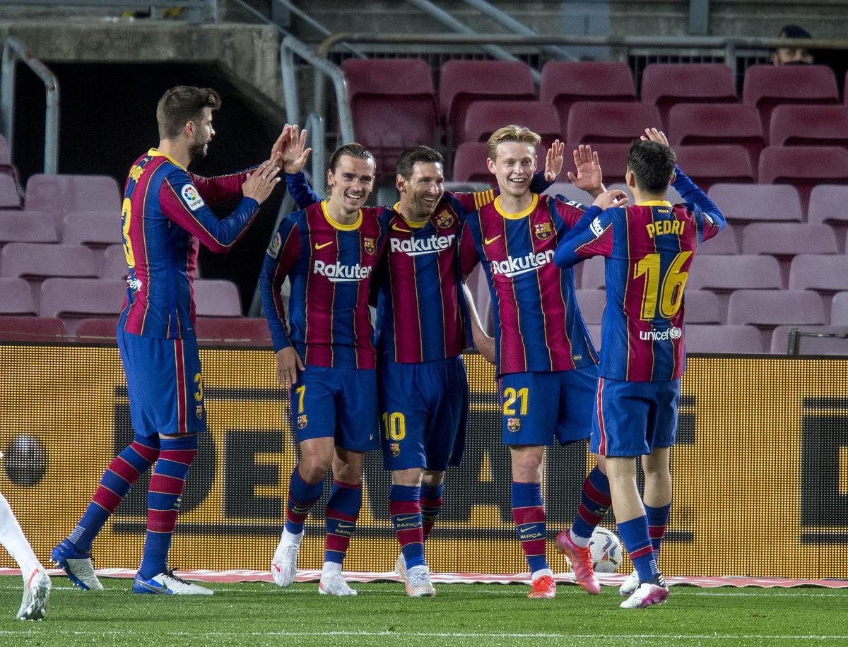 Los jugadores del Barça felicitan a Messi tras uno de sus goles al Getafe.