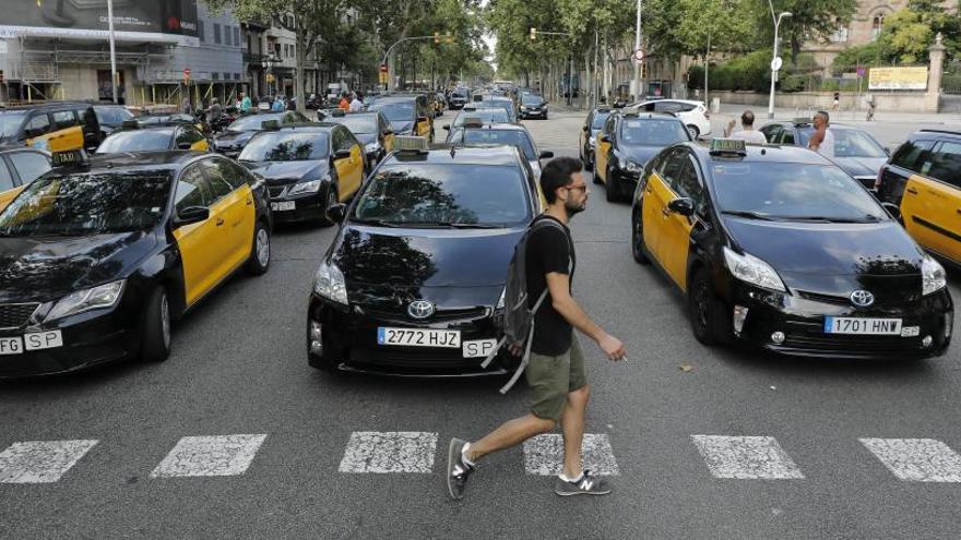 Sigue la huelga de taxis.