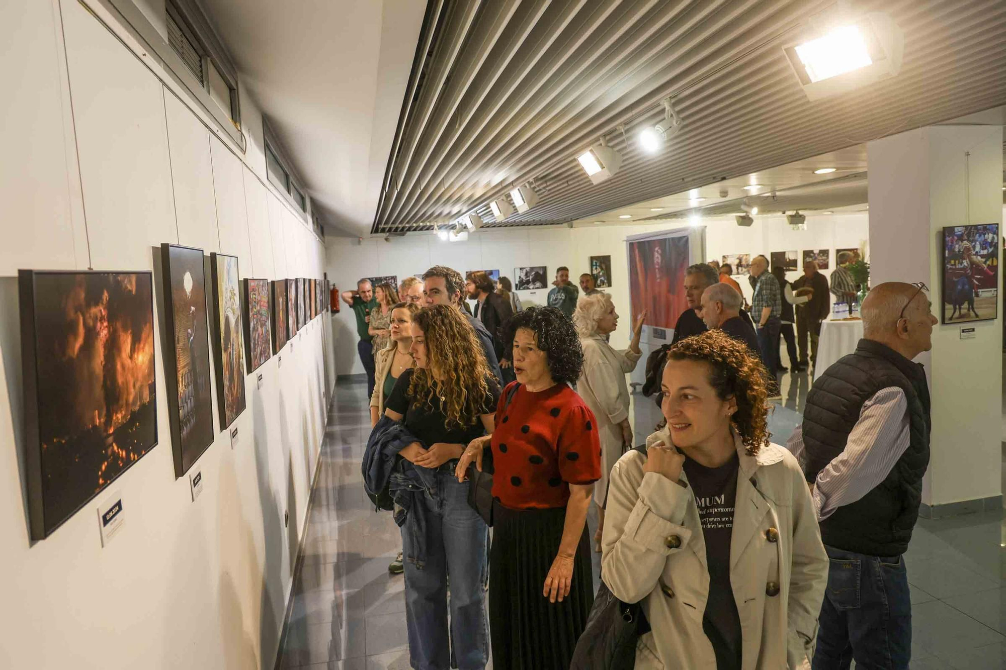 lleno total en la inauguración de INFotoperiodistas 2024,. un año de fotografía de prensa en Alicante