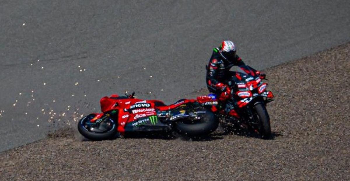 Marco Bezzecchi (Aprilia) en el momento de embestir a Marc Márquez (Ducatu), hoy, en Indonesia.