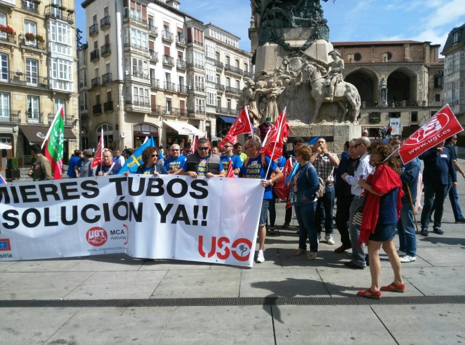 Los trabajadores de Mieres Tubos se manifiestan en Vitoria.