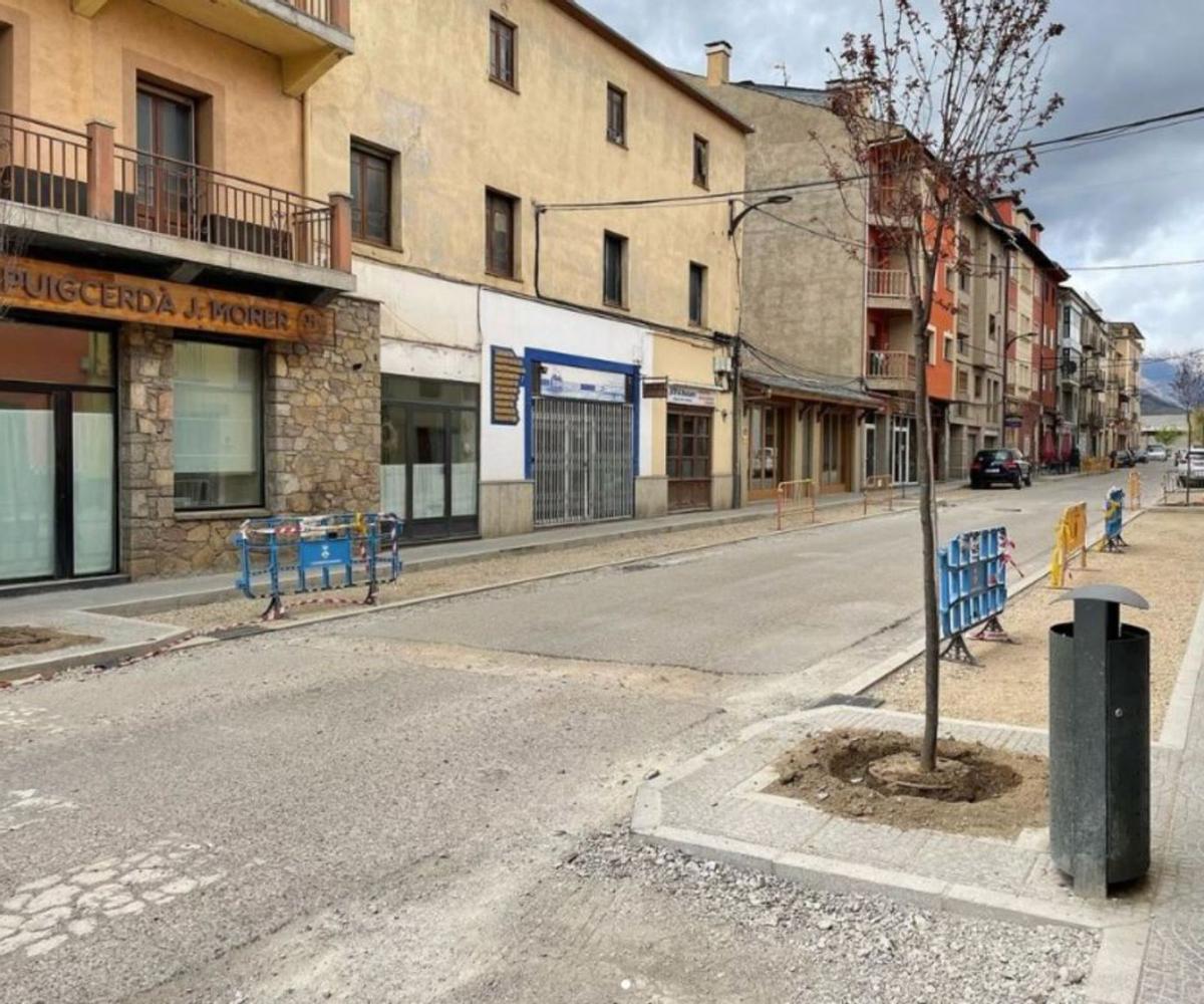 L’avinguda dels Pirineus amb arbres abans de l’asfaltatge | AJ PUIGCERDÀ