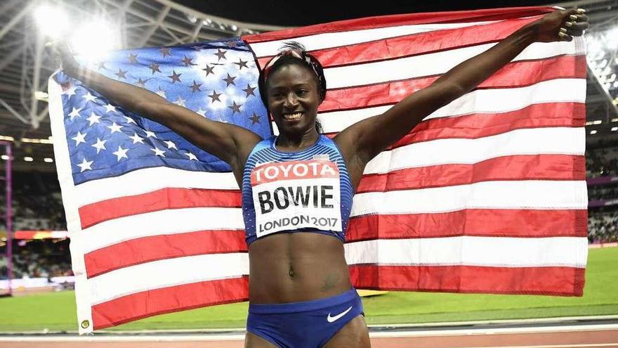 Tori Bowie, con la bandera de Estados Unidos, celebra el triunfo en los 100 metros femeninos.