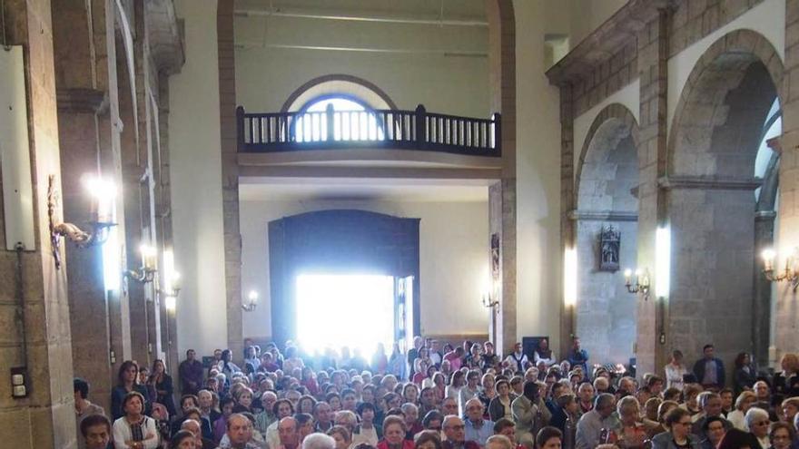 Sobre estas líneas, los fieles que abarrotaron la iglesia de San Pedro, instantes antes del inicio de la misa. A la derecha, arriba, Sergio Martínez, durante la celebración religiosa. Abajo, Juan Manuel Hevia recibe los santos óleos.