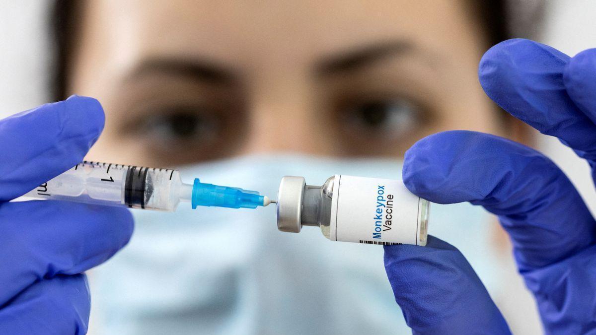 Una sanitaria prepara una vacuna contra la viruela del mono