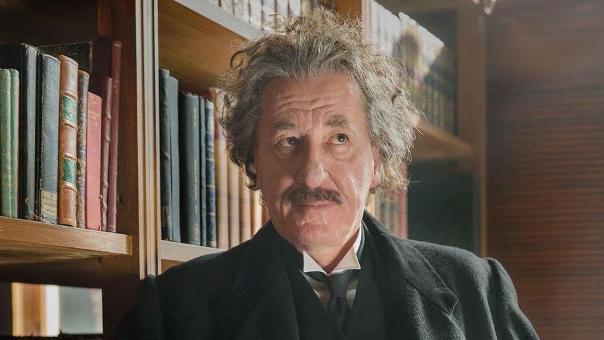 Geoffrey Rush interpreta a Albert Einstein en &#039;Genius&#039;.