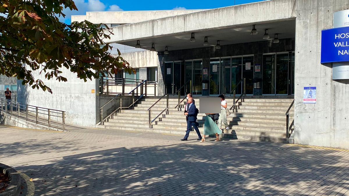La comisión judicial (juez, fiscal y secretario) abandonan el hospital