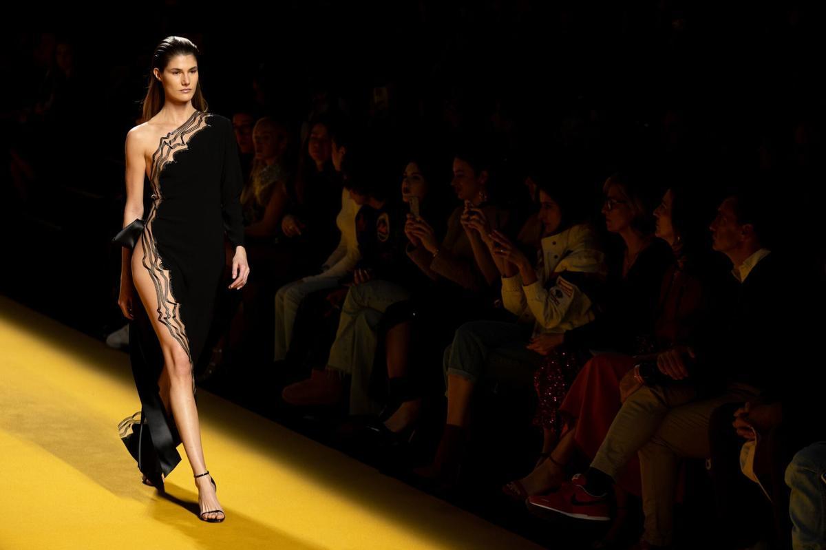 Una modelo durante el desfile de la firma Isabel Sanchís en la Mercedes-Benz Fashion Week Madrid, en IFEMA Madrid, a 16 de febrero de 2024, en Madrid (España).