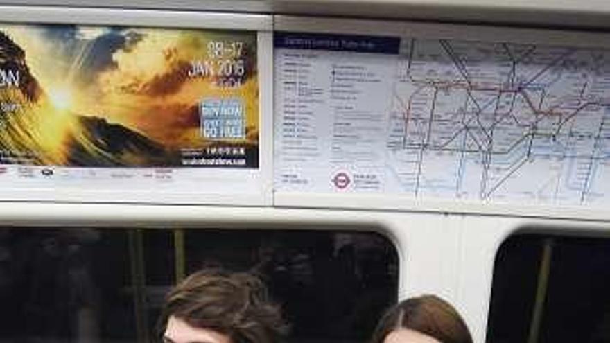 Dos jóvenes ayer en el metro londinense. // F. Arrizabalaga