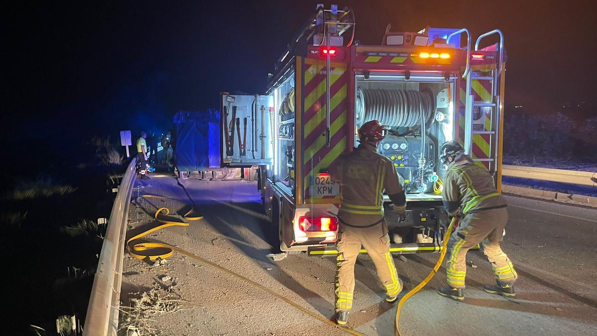 Bomberos en el lugar del accidene.