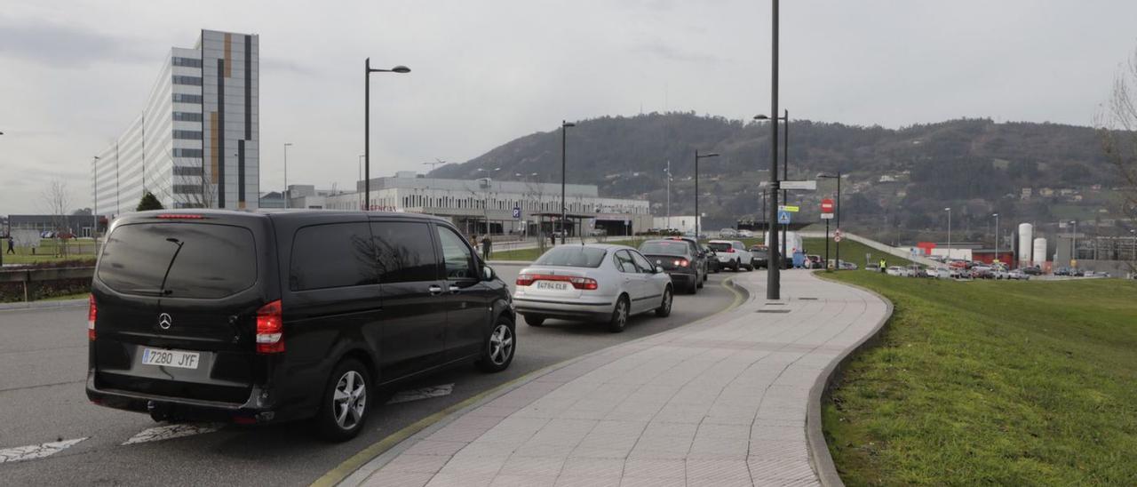 Colas para acceder al autocovid del Hospital Universitario Central de Asturias (HUCA). | Fernando Rodríguez