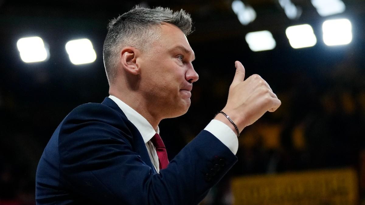 Sarunas Jasikevicius dirige gestos de aprobación a la afición en una imagen de archivo