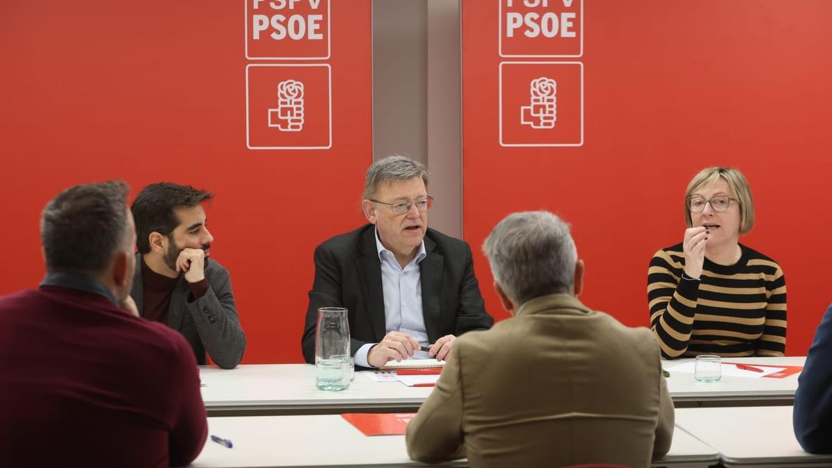 Puig preside la reunión con la dirección del grupo parlamentario en las Corts.