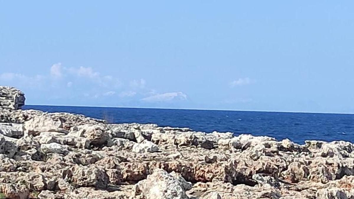 El perfil de la Serra de Tramuntana nevado, visto desde el Clot de sa Cera de Ciutadella